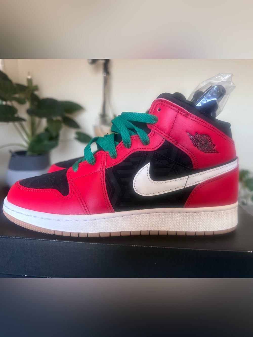 BNIB Jordan 1 Mid SE Men’s Sneakers with Gum Outsole size 7